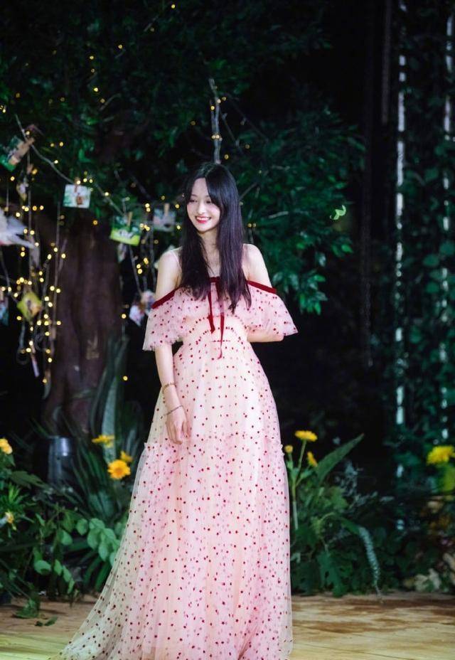 基调|郑爽“胖”点更美，一袭少女粉裙惊艳红毯，甜美可爱咋看咋顺眼