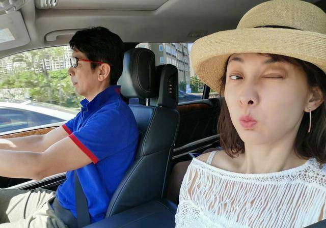 链子|46岁牛莉跨年不再登台，却大秀马甲线，老公带大金链子也是时髦人