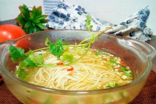 大蒜头|上班族的冬季早餐，一碗素食热汤面，5分钟搞定，暖身又暖胃