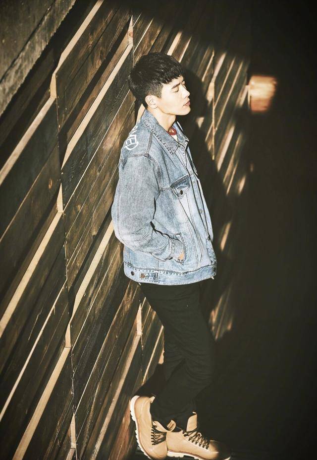 衣品和|高云翔带女儿在董璇餐厅相见!穿衣低调,小酒窝在爸爸怀中显生分