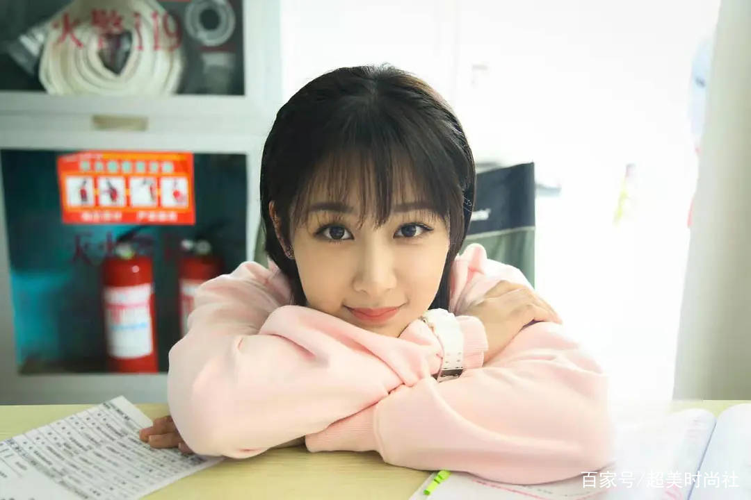 仙女|杨紫新杂志被曝抄袭王菲，瘦身轻盈换发型，看她如何走小仙女风？