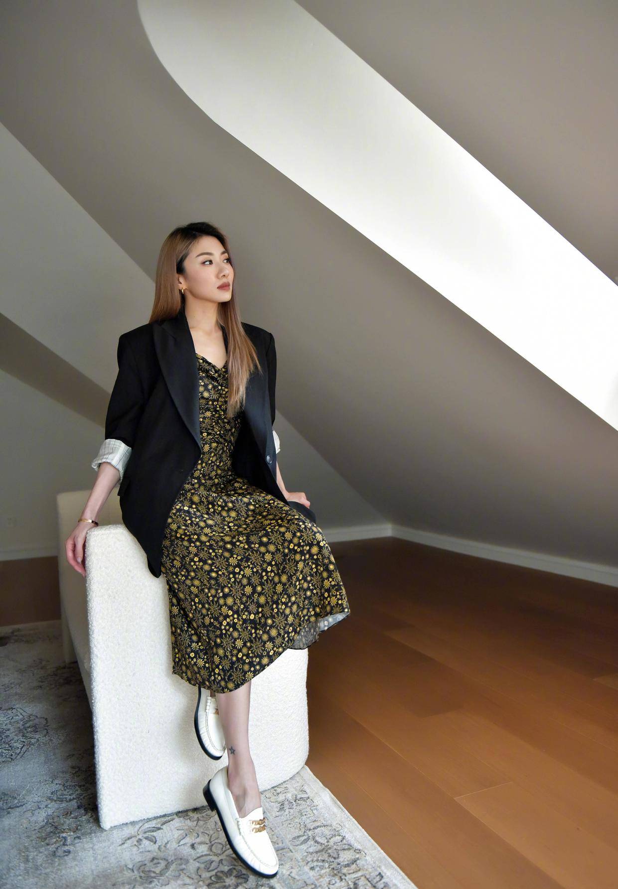设计|程晓玥不愧是郑恺前女友，穿条纹衬衫配牛仔裤干净清爽，知性干练