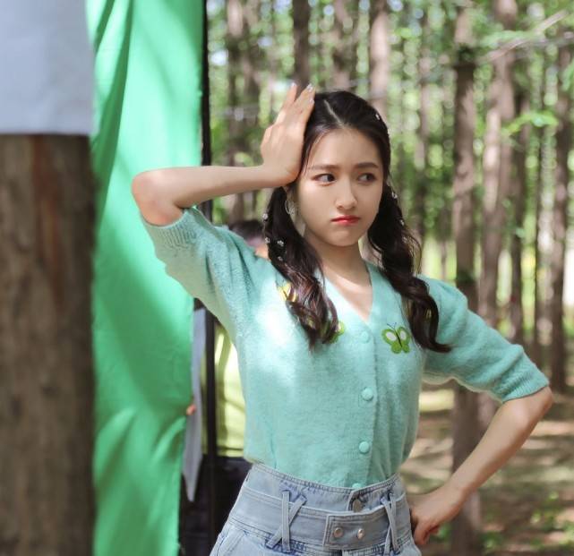 初恋|双马尾的李兰迪很甜美，穿蓝绿色针织衫配高腰裤，简约不失初恋感