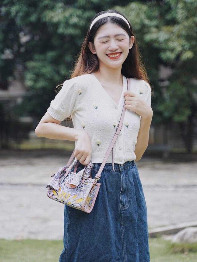颜色|精致的女人自带气场，针织衫配半身裙，女人30岁一样可以很高级