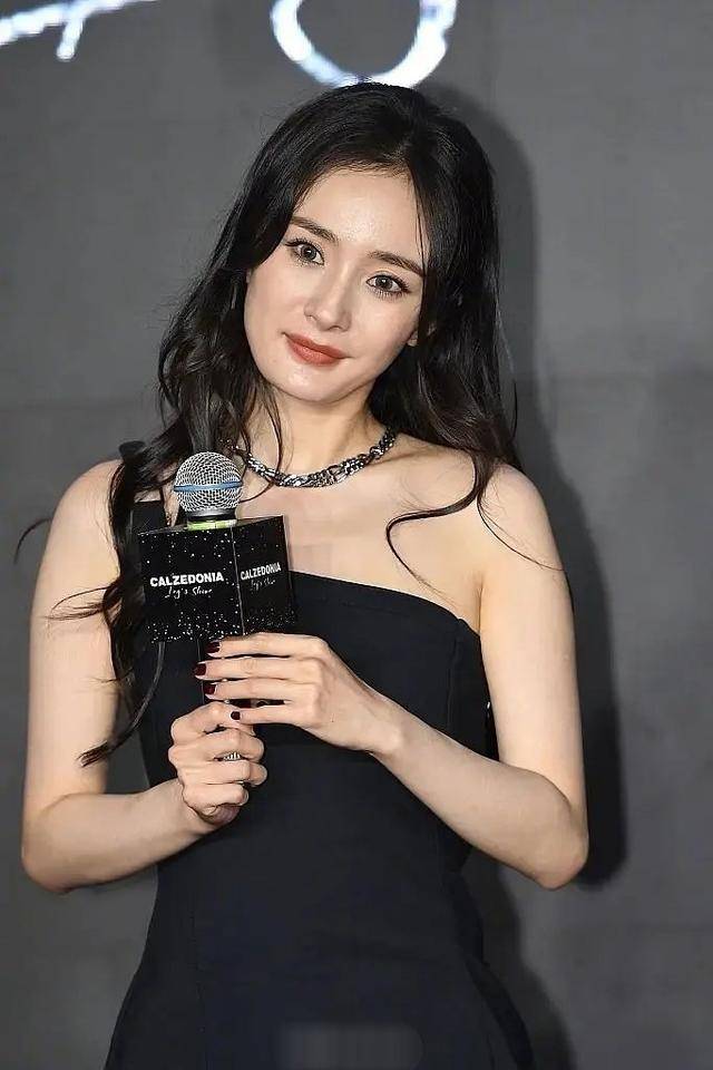 缺陷|鞠婧祎自拍从不露右脸，罕见右脸照曝光，原来是为了遮掩颜值缺陷