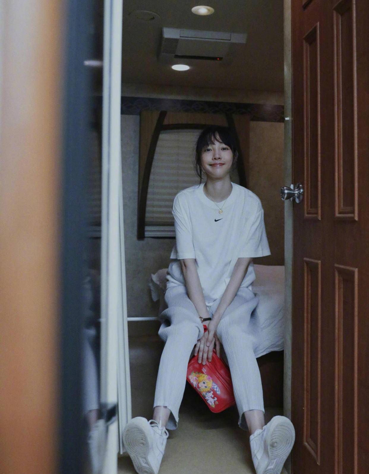 设计|36岁白百何豪气!自拍秀时髦却暴露豪宅一角,一面镜子要近7万