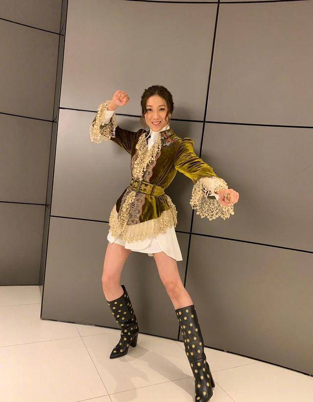 钟嘉欣|35岁钟嘉欣现身，穿风衣配长发，风衣“干半截湿半截”鞋子大一码