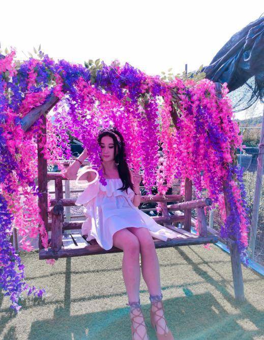 卫衣|54岁温碧霞坚持扮嫩，穿抹胸裙扮花仙子，没生过孩子也难挡衰老