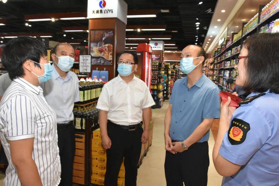 黄杰一行先后到大润民生活广场和城区市场监管所实地调研.