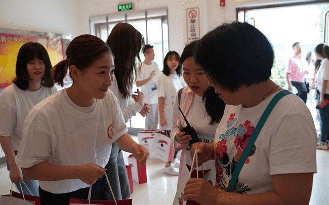 整体|乒乓球手刘诗雯私下里真挺自在的，虽然穿得朴素，但气质挺好