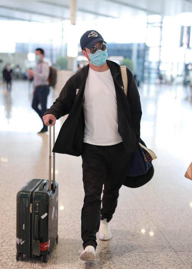 于谦|46岁吴京发福!穿斑马纹短裤像裹条裙子,掀T恤擦汗不及于谦儒雅