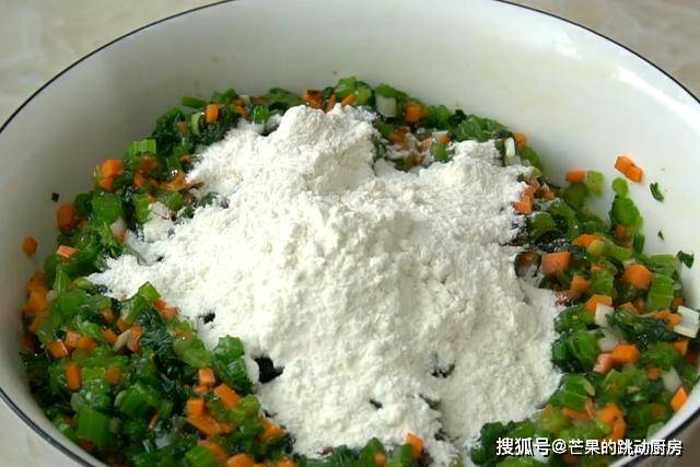 蔬菜|芹菜加3个鸡蛋，筷子一搅，手不用沾面，10分钟搞定全家人早餐