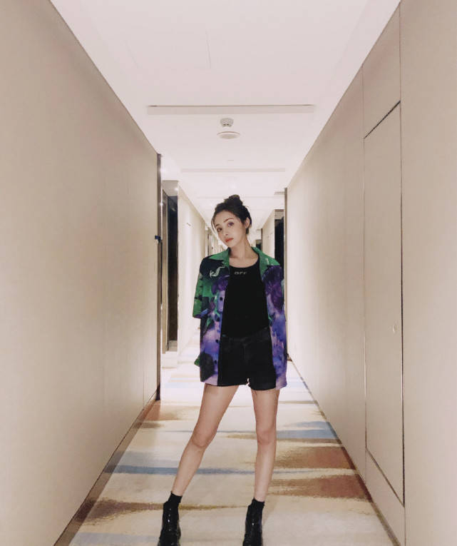 显得|麦迪娜升级“辣妈”后，一身工装风甜酷范，这哪里看得出生过娃？