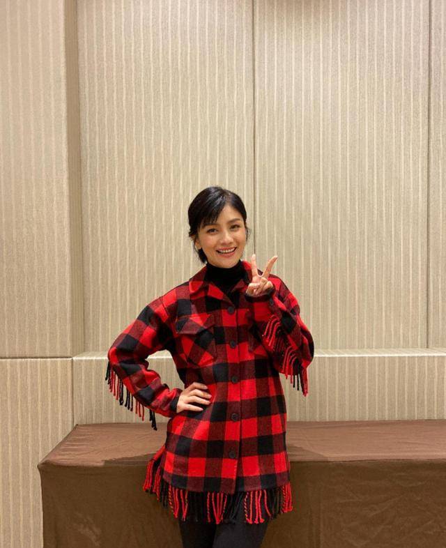 东北|44岁胡可带俩儿子现身，粗布牛仔配紧身裤，东北宋仲基有点发福了