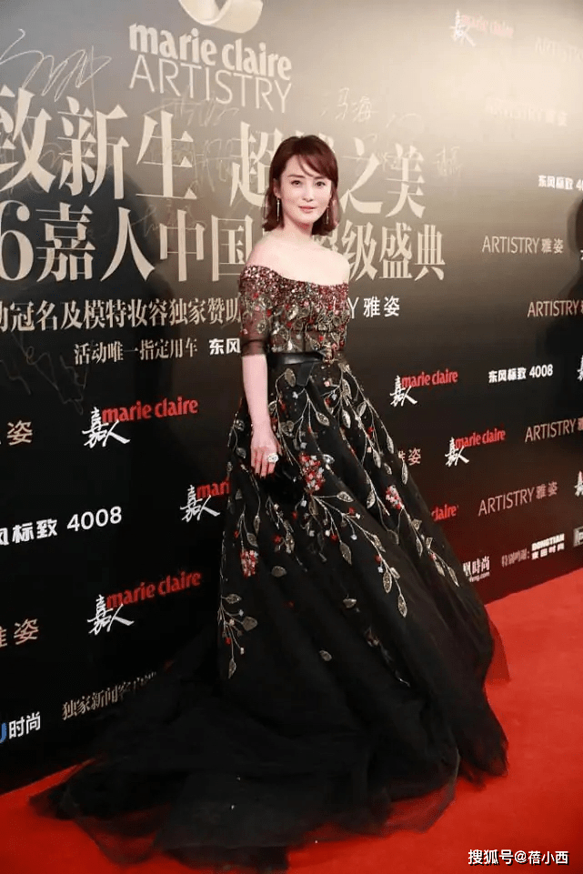一身|蒋勤勤真不愧是陈建斌的老婆，穿一字肩刺绣裙真高级，又美出圈了