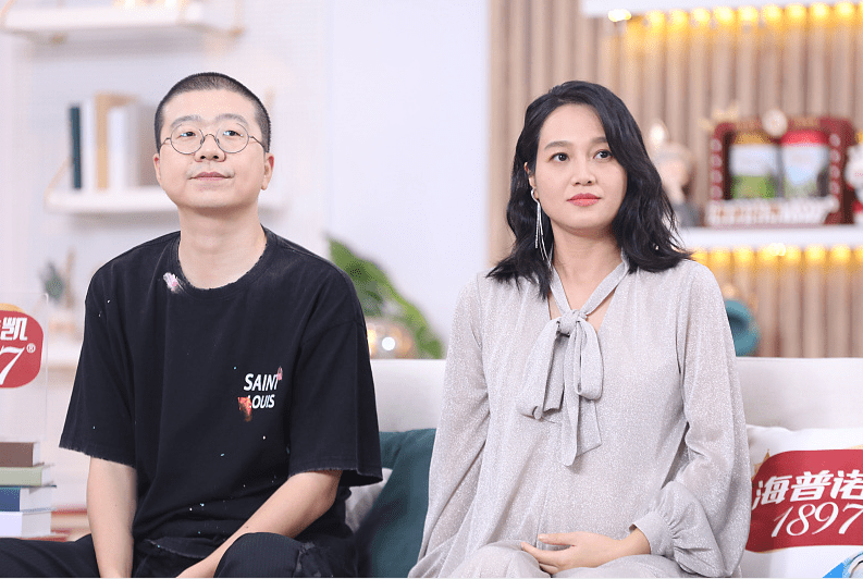 显得|朱丹真是美得很有韵味,即使胖了也难掩好气质,穿长裙照样优雅