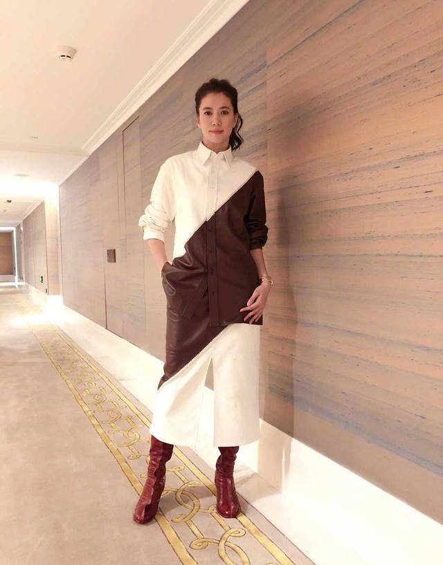 条纹|袁咏仪剪了波波头更美了,穿格子长裙成熟温柔,端庄优雅好有气质