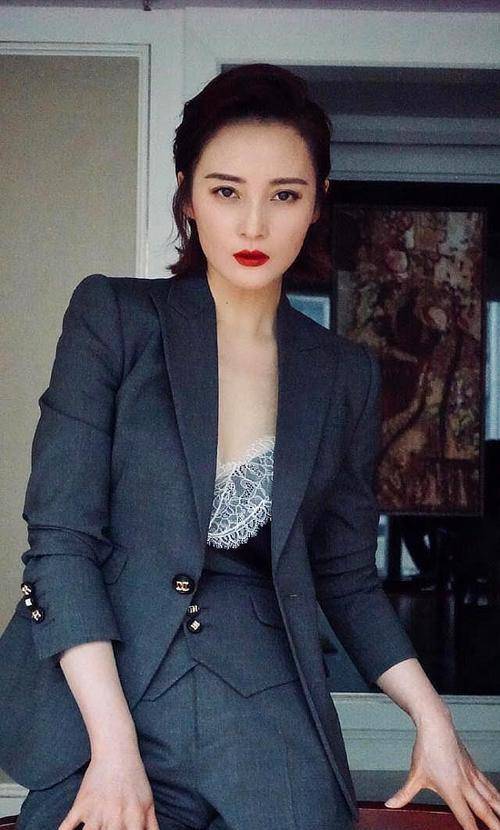 设计|44岁蒋勤勤为人很低调,但穿衣挺大胆,连衣裙穿上太瘦绷出三个圈