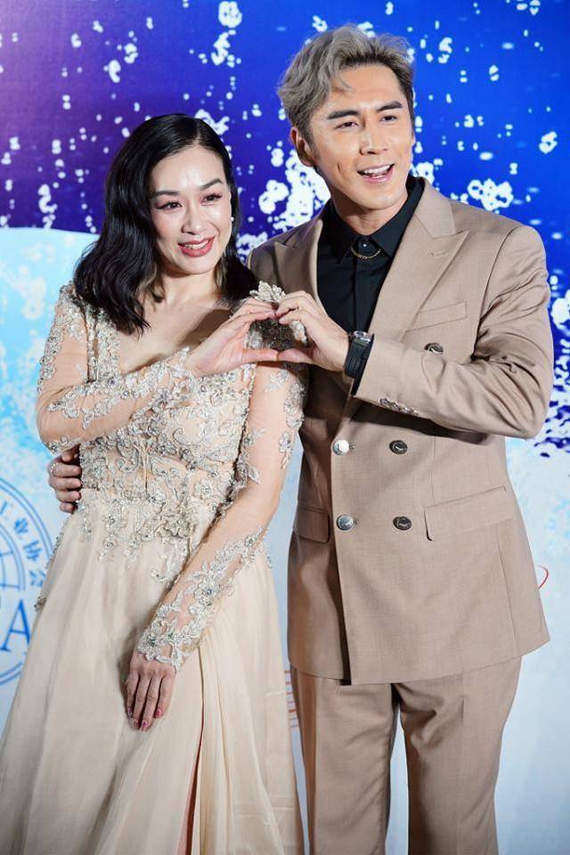 感觉|姐弟恋也有未来，钟丽缇大张伦硕11岁，穿裸色裙尽显真实曲线