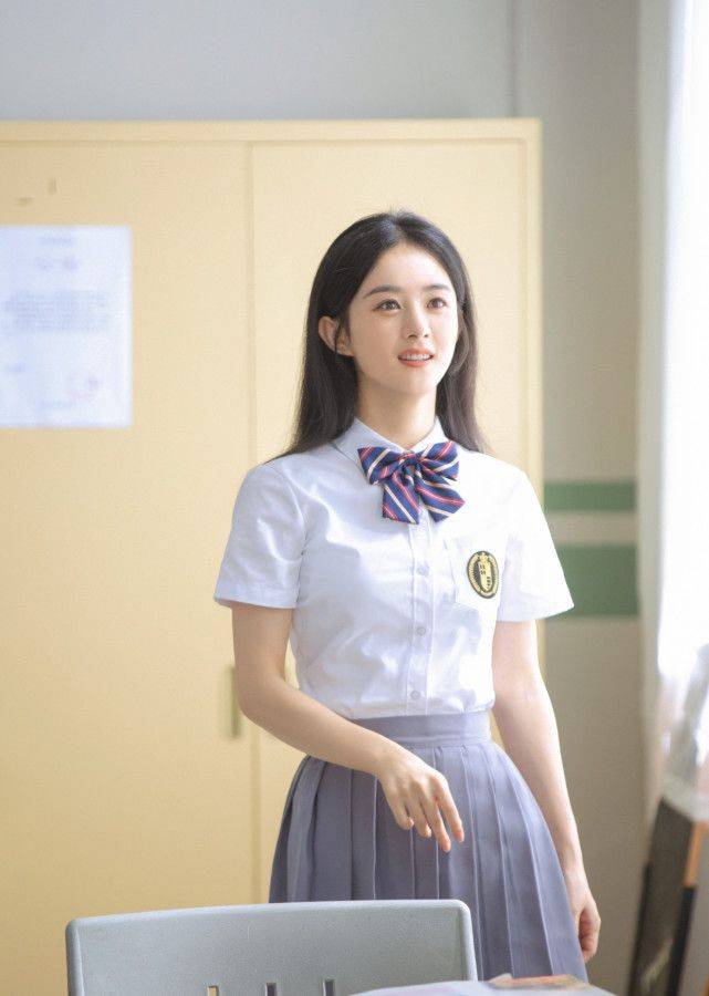 赵丽颖|赵丽颖晒美照，小圆脸精致又可爱，穿羽毛裙变身小仙子