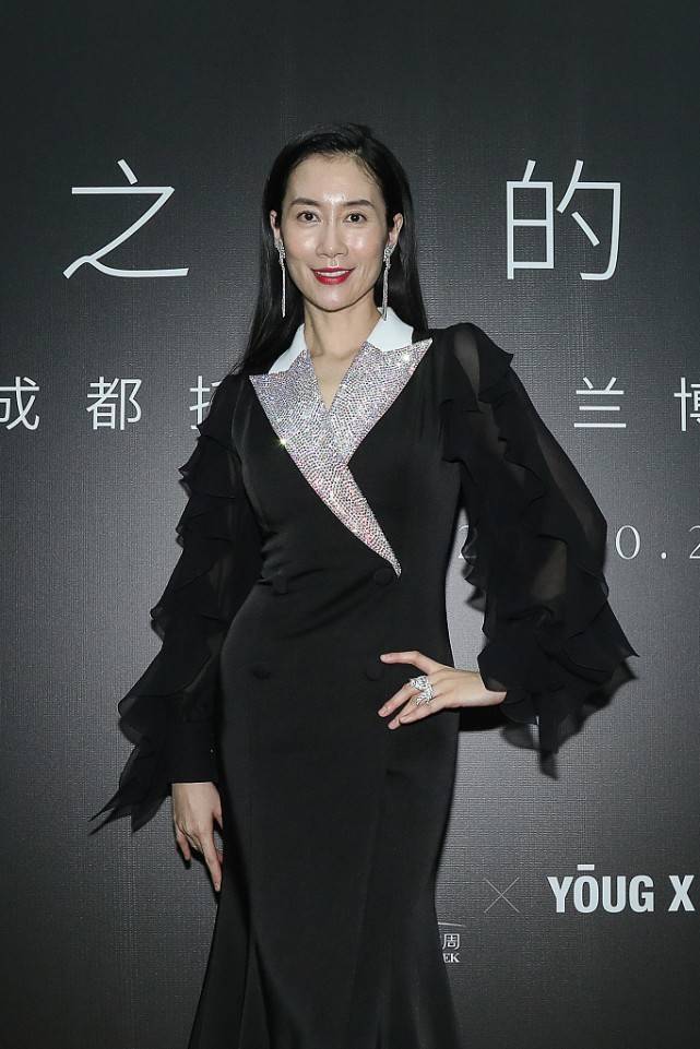 黑色|温峥嵘是真的有些老了,肌肤状态不如当年,但还好气质依旧高级