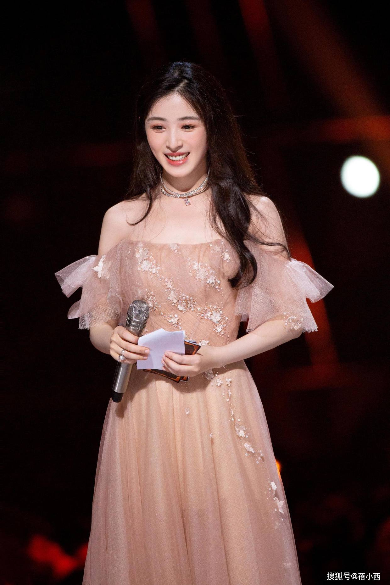 黑色|张含韵越来越会打扮，穿背带裙配白衬衫走机场，时髦减龄又显气质