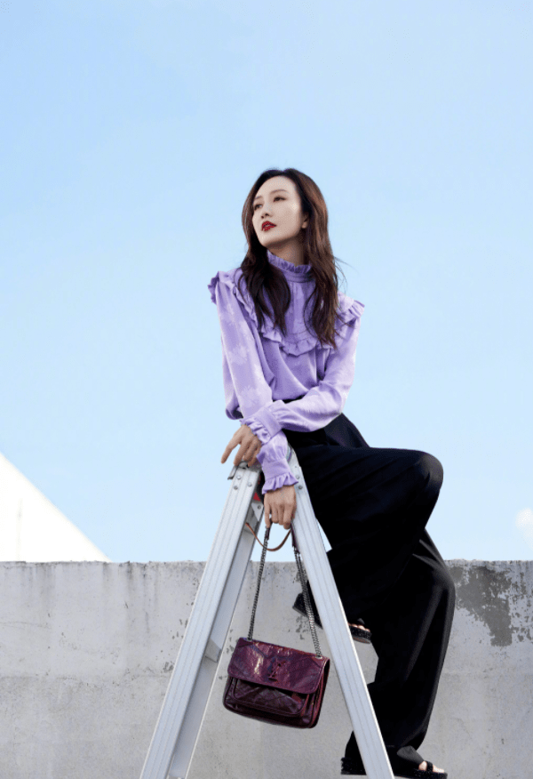 王鸥|王鸥带火了一种穿法，叫“衬衫+阔腿裤”，利落潇洒又有气场