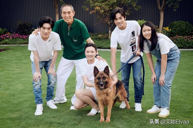 张艺谋|张艺谋带着小娇妻搭飞机，实属难得，穿上万鞋子打扮奢华，妻子全程玩手机。