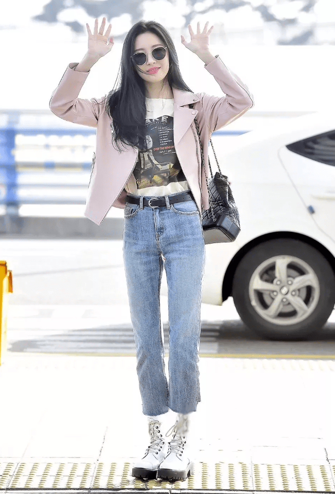 野野|T恤+皮衣,秋日吸睛100%!