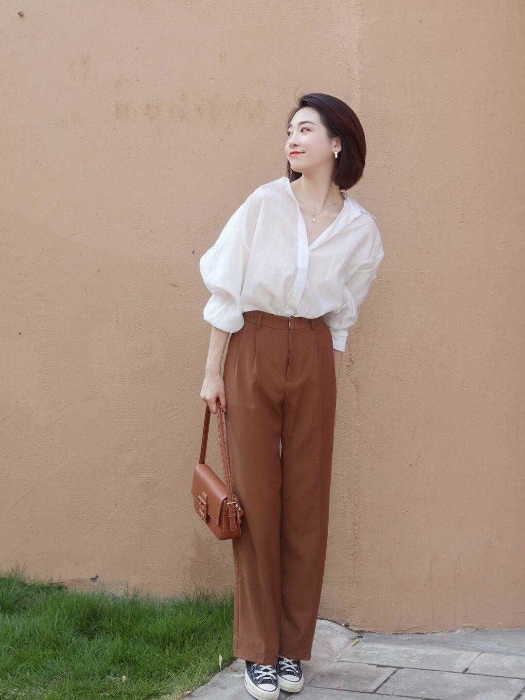 显得|秋天，“阔腿裤”的高级穿法是这样的，搭配白衬衫利落潇洒