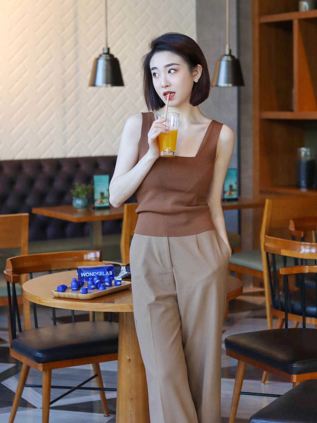 显得|秋天，“阔腿裤”的高级穿法是这样的，搭配白衬衫利落潇洒