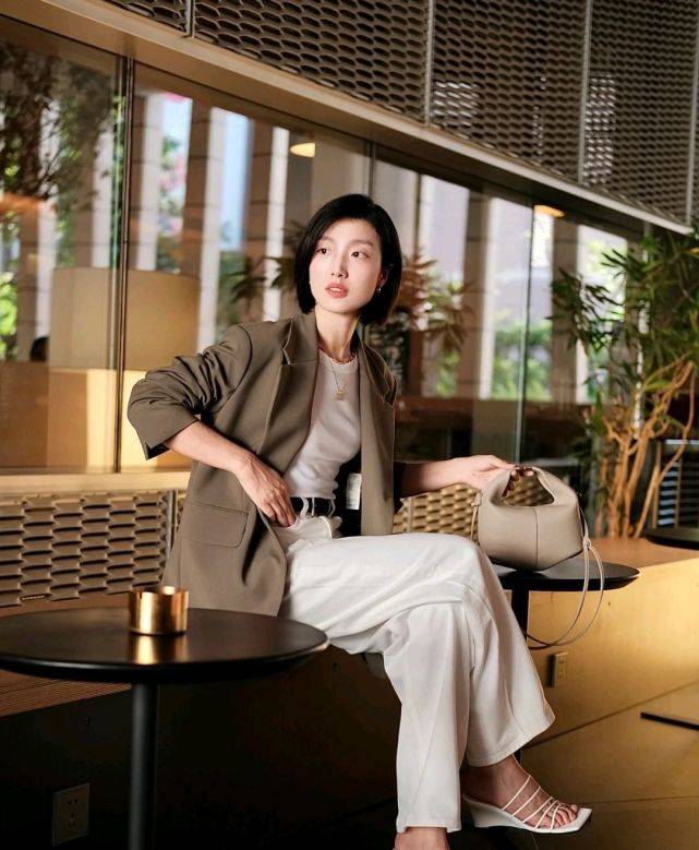 服装|只要穿对了，就能轻松成为精致的女人，与年龄无关