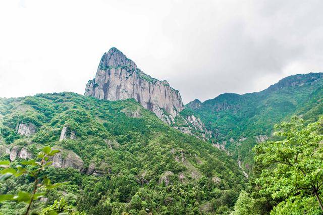 它是浙江的一个地质奇观，也是东南第一山，属天下奇秀之地！