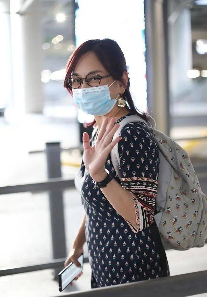 陈松伶难逃中年发福穿印花裙身形臃肿与小8岁老公似母子