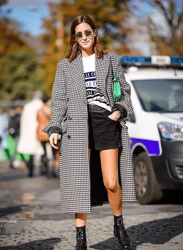 黑色|姚笛终于时髦一次，穿格纹大衣搭连帽卫衣优雅减龄，气质惊艳