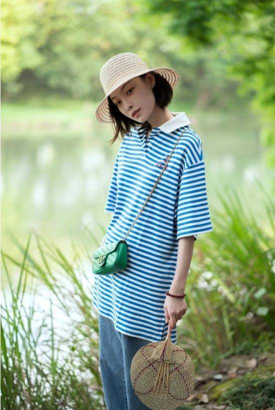 进行|倪妮私服穿搭装真好看，条纹上衣配牛仔裤简约随性，显瘦又时髦