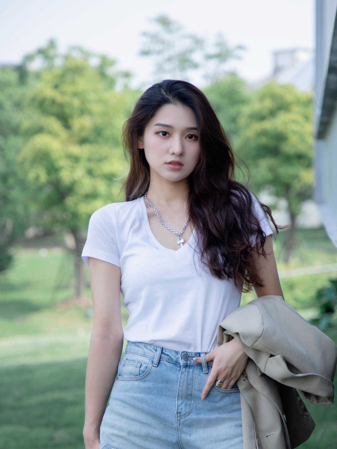 显得|秋天，“阔腿裤”的高级穿法是这样的，搭配白衬衫利落潇洒