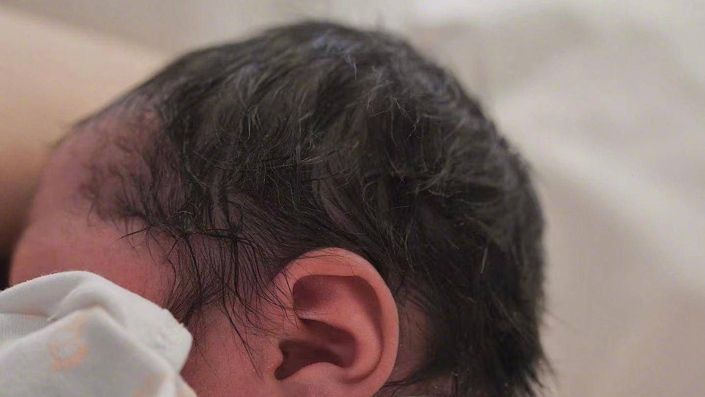 慈父|36岁男星喜得二胎！怀抱宝宝一脸慈父笑，和爱妻结婚5年儿女双全