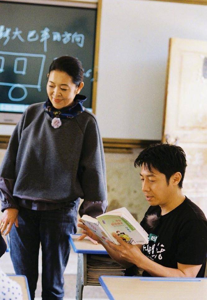 服装|倪萍近况曝光，穿休闲装录制综艺，双腿纤细到裤管撑不起