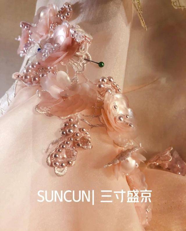 设计|“不务正业”！师范毕业做裁缝，把旗袍一改造直接上了纽约时装周