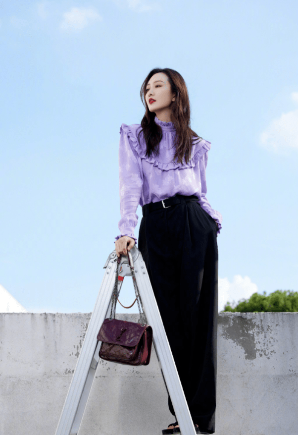 王鸥|王鸥带火了一种穿法，叫“衬衫+阔腿裤”，利落潇洒又有气场