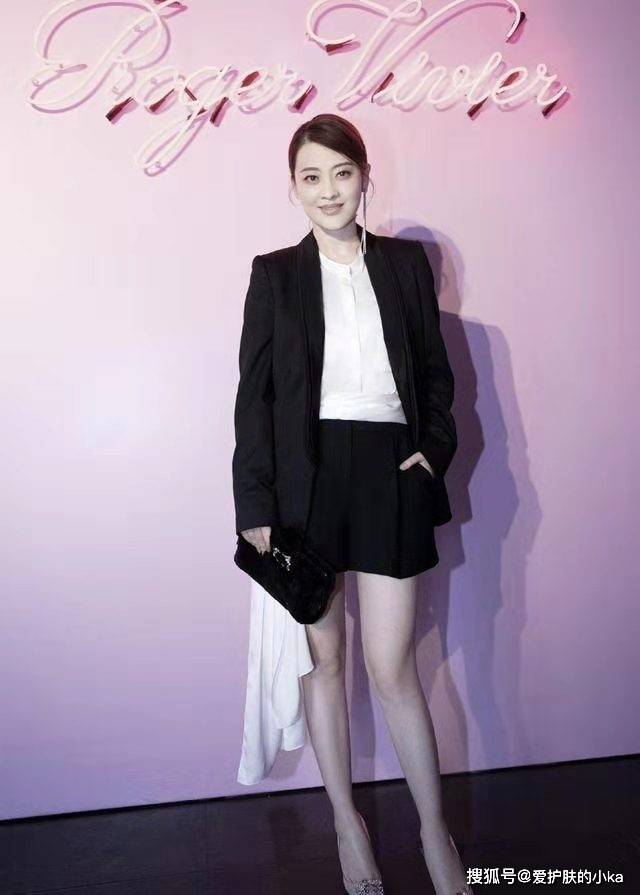 感觉|梅婷才是真正的时髦精！穿“白+黑”不仅不显老，反倒精致又高级