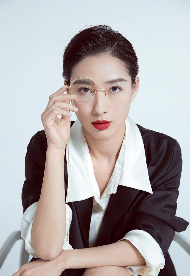 黑色|“安陵容”短发A爆！梳“油头”衬衣扣子解一颗，眼神帅气又迷人