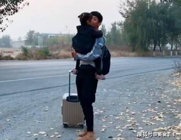 因为|哥哥比妹妹大15岁，每次哥哥要出门都是这场景，妈妈被暖化了