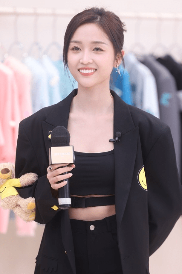 姐妹|吴宣仪穿得挺凉快的,露脐装露出小蛮腰,看上去时尚又充满魅力