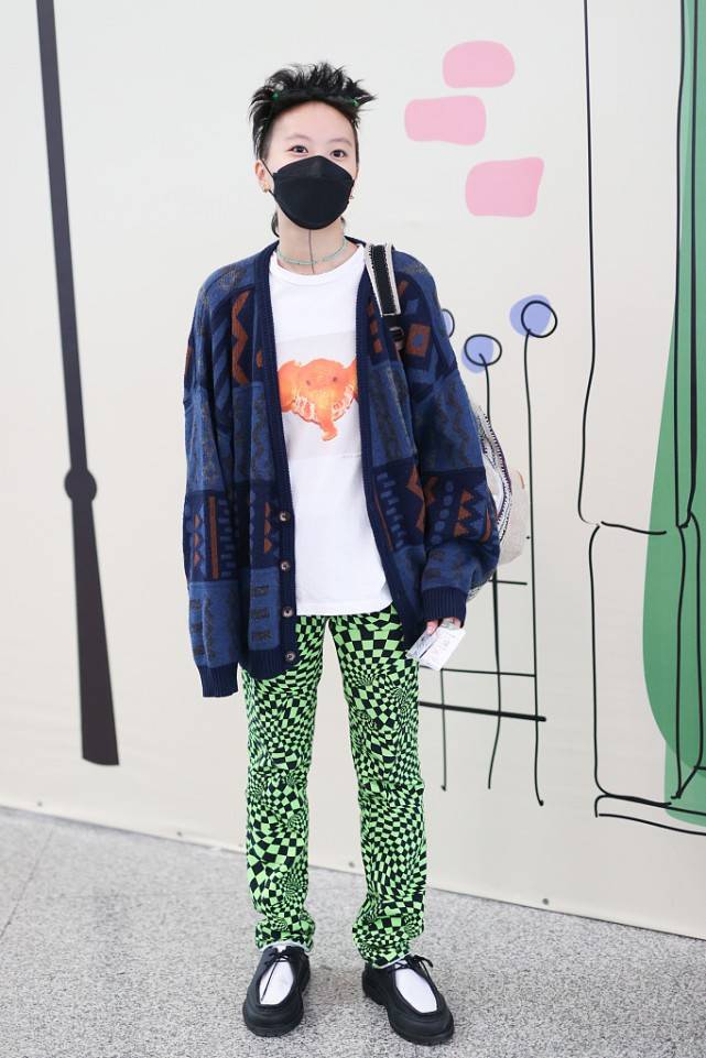 中性|长发的窦靖童也挺潇洒的,中分头发有点“油”,但率性穿搭不违和