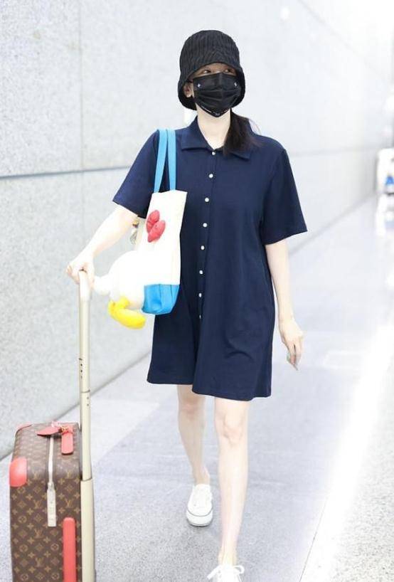 小姑娘|陈小纭化身小姑娘穿搭，拖着名牌行李箱很吸睛，外面还套个保护膜