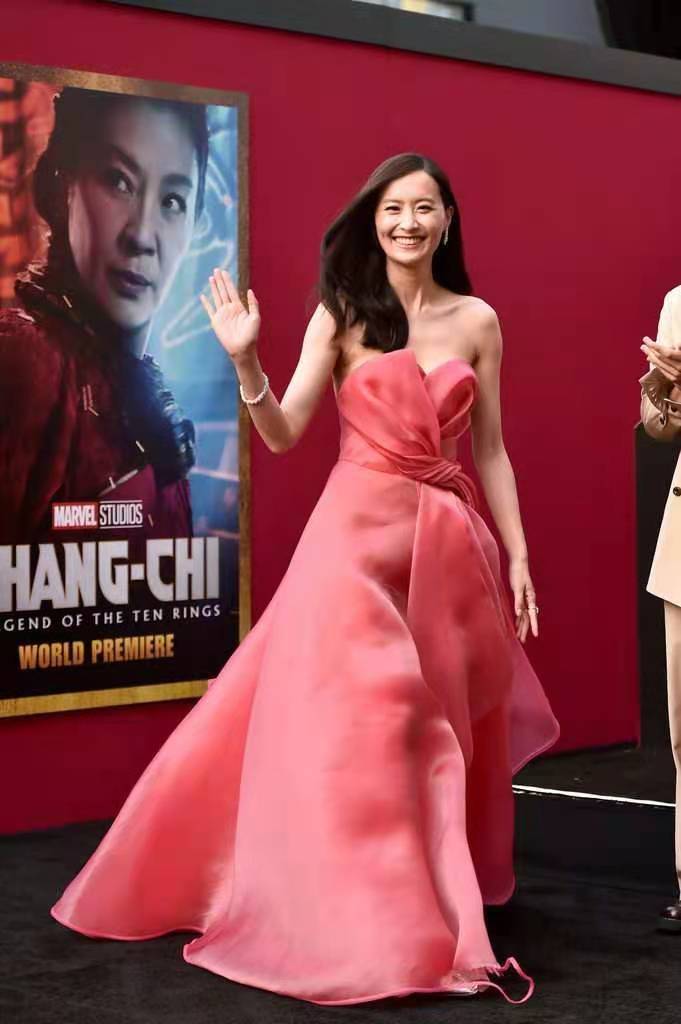 显得|陈法拉婚后罕露面,穿廉价礼服裙角破一块,礼服不合身直往下掉