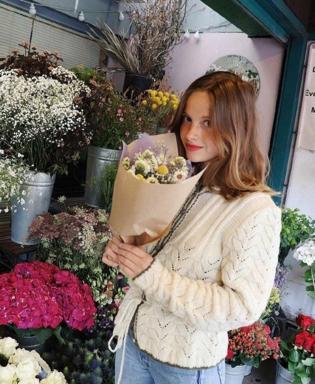 长度|初秋最美的look竟然是它！针织衫+半身裙优雅大方，女人味无可抵挡