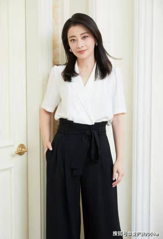 感觉|梅婷才是真正的时髦精！穿“白+黑”不仅不显老，反倒精致又高级